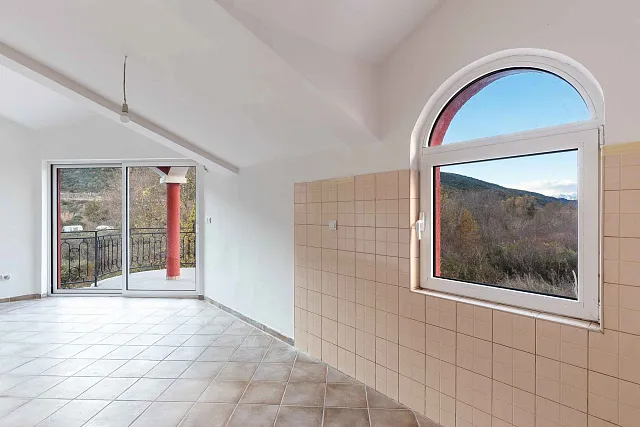 Geräumige Drei-Zimmer-Wohnung in einem Sechs-Parteien-Haus in der Nähe des Strandes Jaz. — photo 5